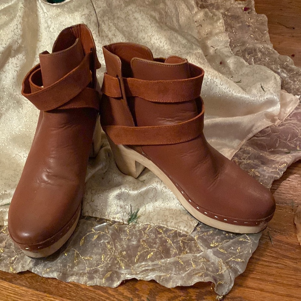Free People brown leather clogs size 40